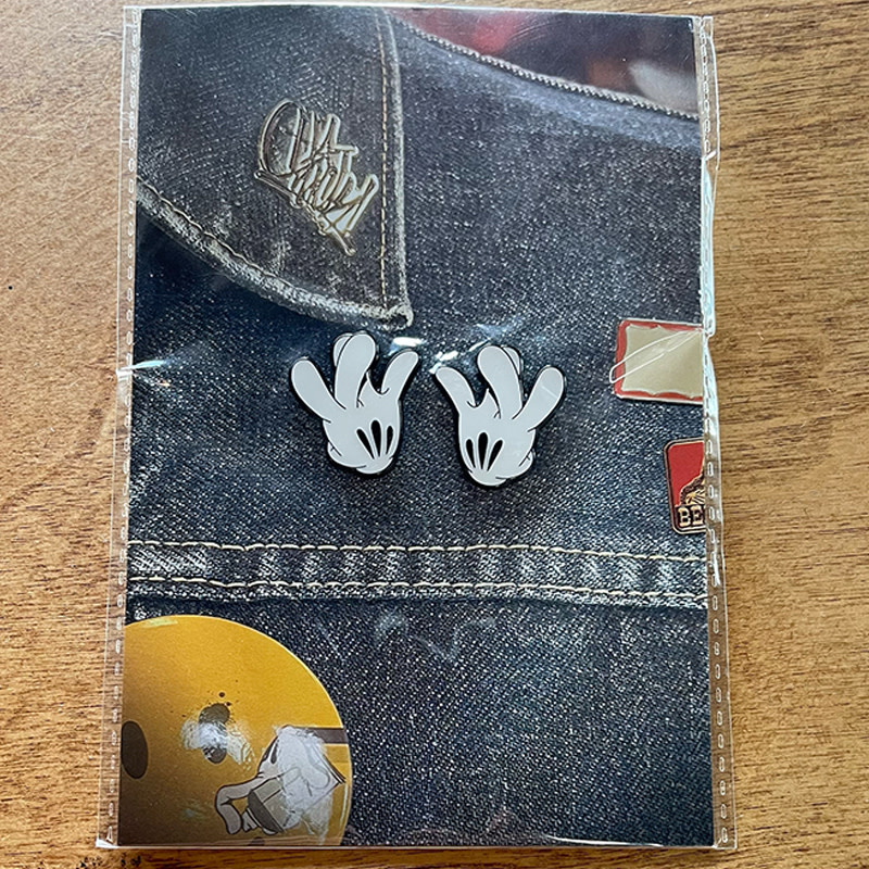 Dissizit Pin - W Hands - White (Size 1")