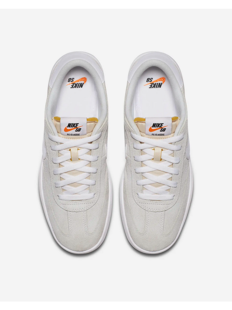 Nike classic blanche hotsell