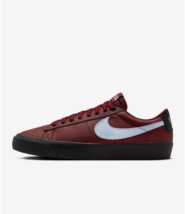 NIKE SB NIKE SB - BLAZER LOW PRO GT (ÉQUIPE FONCÉE ROUGE/BLEU LT ARMORY)