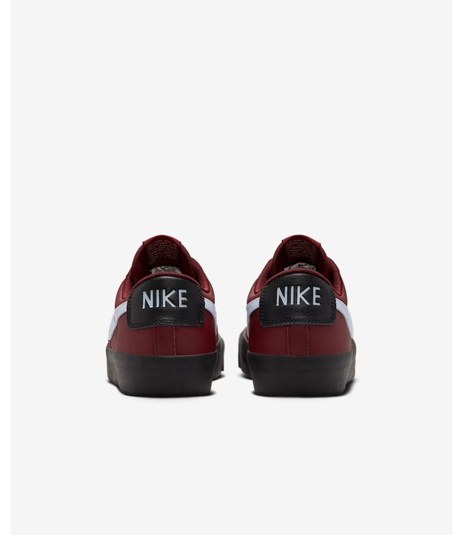 NIKE SB NIKE SB - BLAZER LOW PRO GT (ÉQUIPE FONCÉE ROUGE/BLEU LT ARMORY)