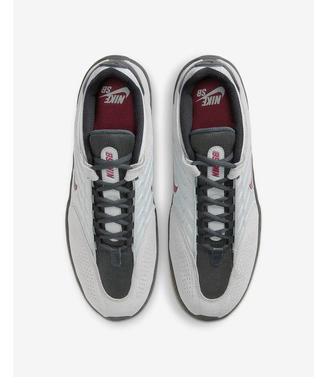 NIKE SB NIKE SB - VERTEBRAE (LT. GRIS FUMÉE/ROUGE ÉQUIPE FONCÉ)