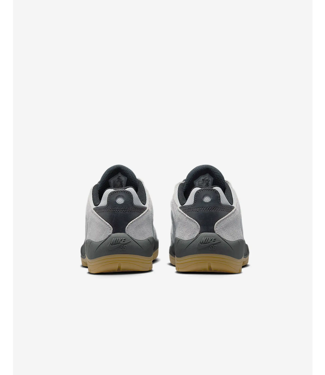 NIKE SB NIKE SB - VERTEBRAE (LT. GRIS FUMÉE/ROUGE ÉQUIPE FONCÉ)