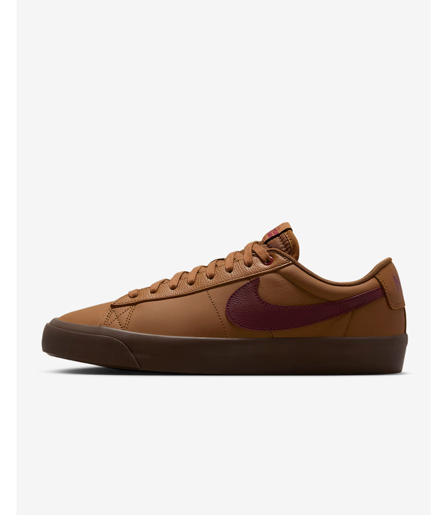 NIKE SB NIKE SB - BLAZER LOW PRO GT (LT. BRITISH TAN/ DARK TEAM RED)