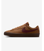 NIKE SB NIKE SB - BLAZER LOW PRO GT (LT. BRITISH TAN/ DARK TEAM RED)