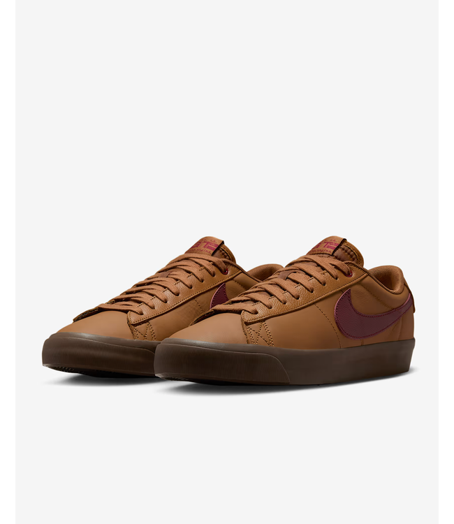 NIKE SB NIKE SB - BLAZER LOW PRO GT (LT. BRITISH TAN/ DARK TEAM RED)