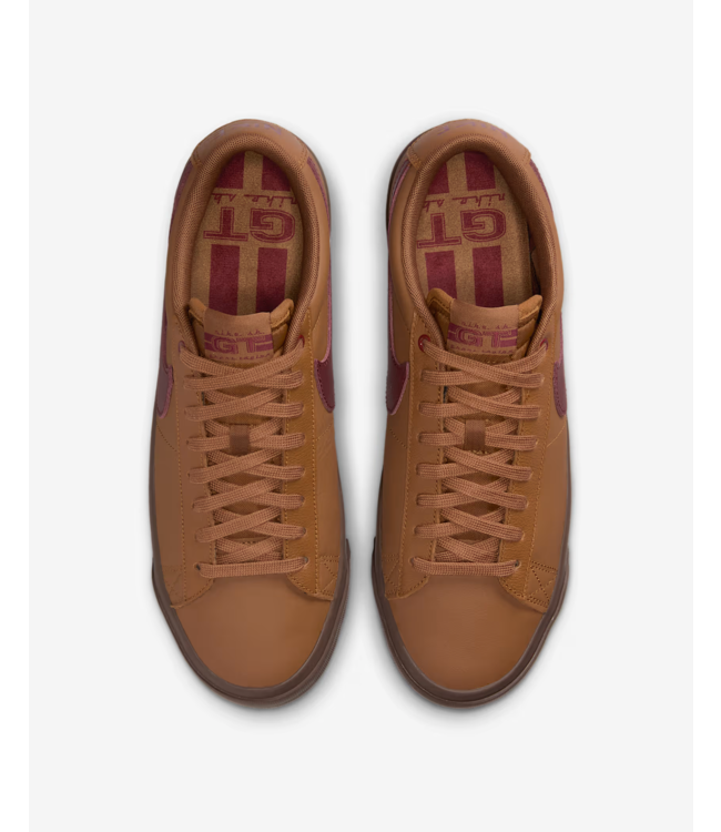 NIKE SB NIKE SB - BLAZER LOW PRO GT (LT. BRITISH TAN/ DARK TEAM RED)