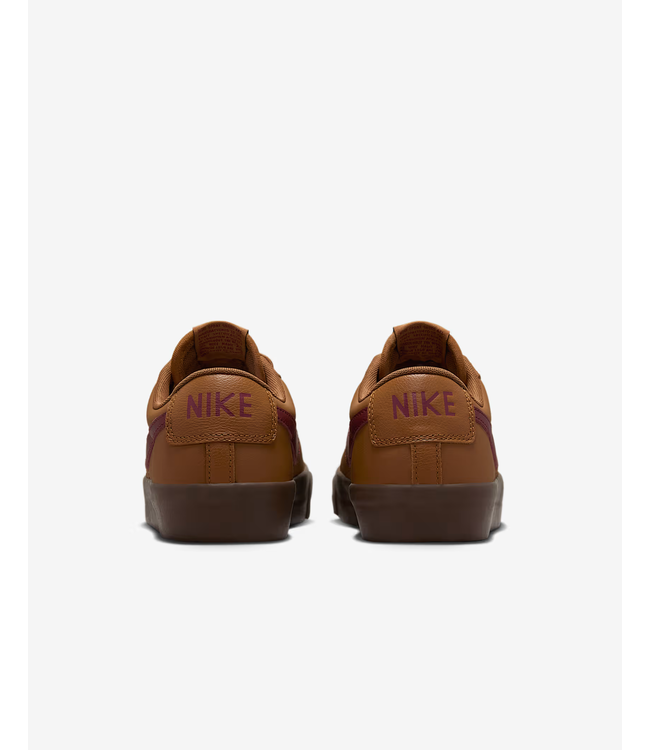 NIKE SB NIKE SB - BLAZER LOW PRO GT (LT. BRITISH TAN/ DARK TEAM RED)