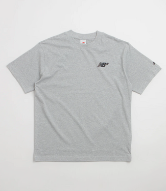 NEW BALANCE NEW BALANCE NUMERIC - SMALL LOGO TEE (ATHLETIC GREY)