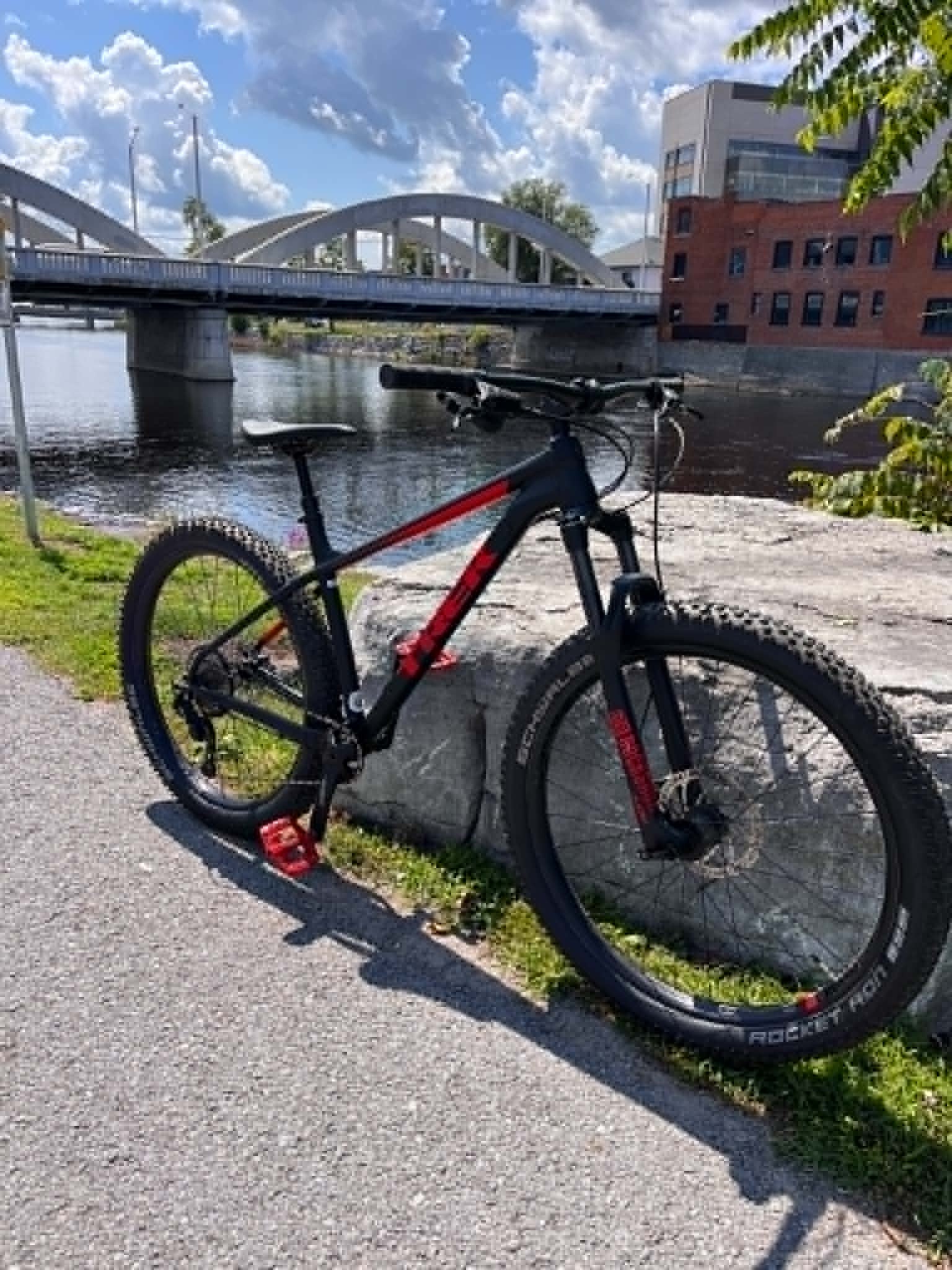 Refurbished Trek Roscoe 7 2017 L Black & Red