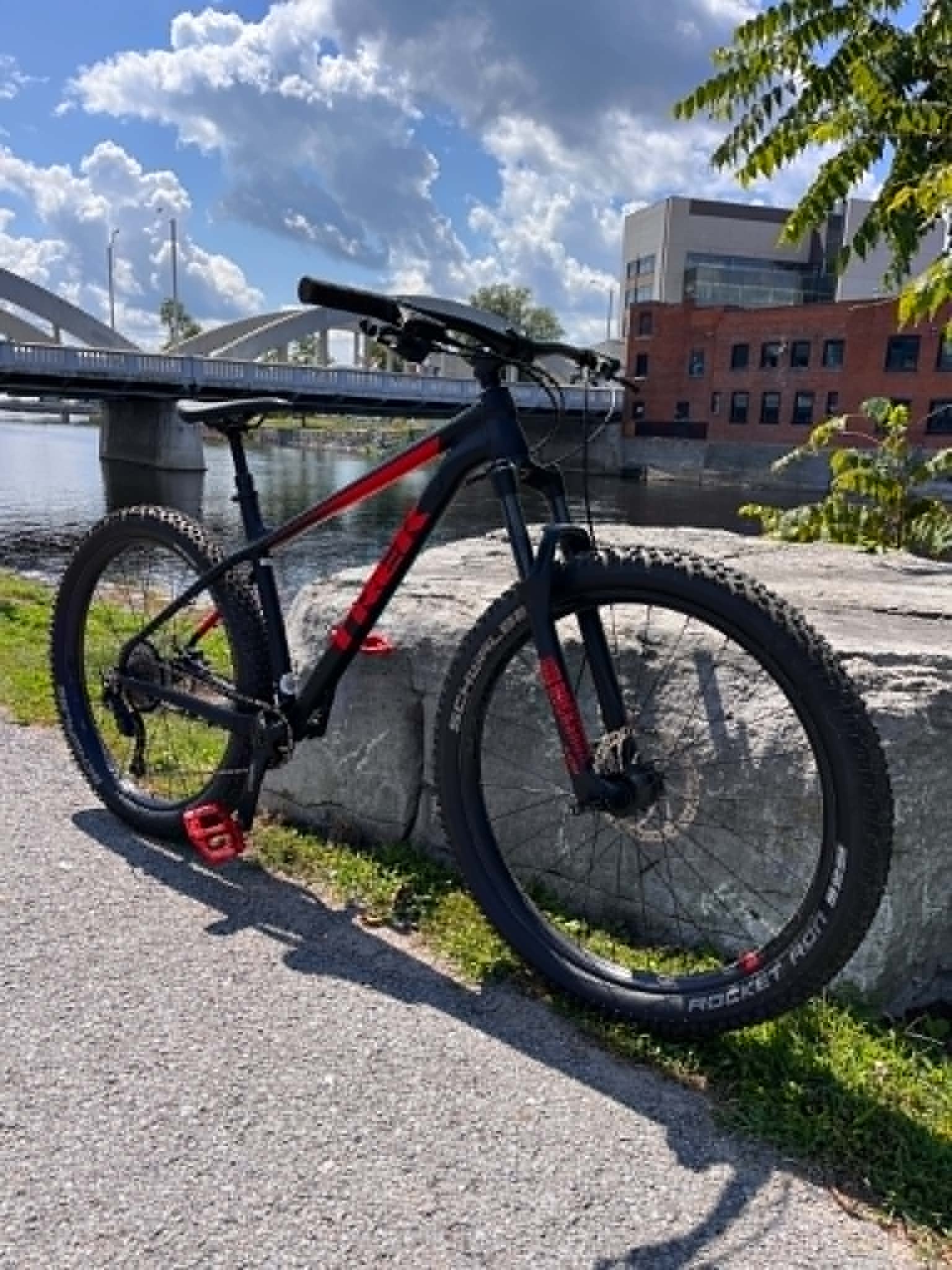 Refurbished Trek Roscoe 7 2017 L Black & Red