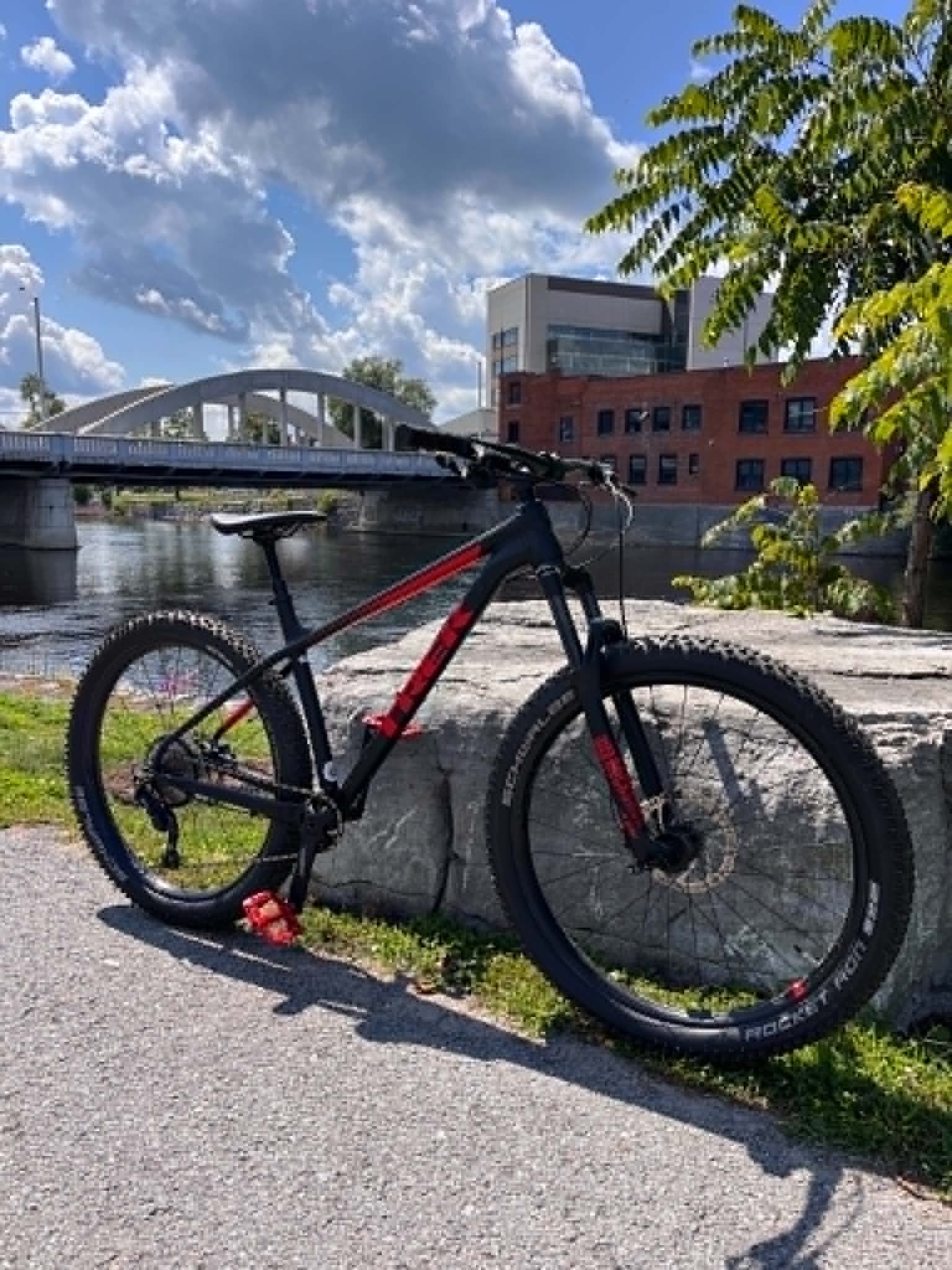 Refurbished Trek Roscoe 7 2017 L Black & Red