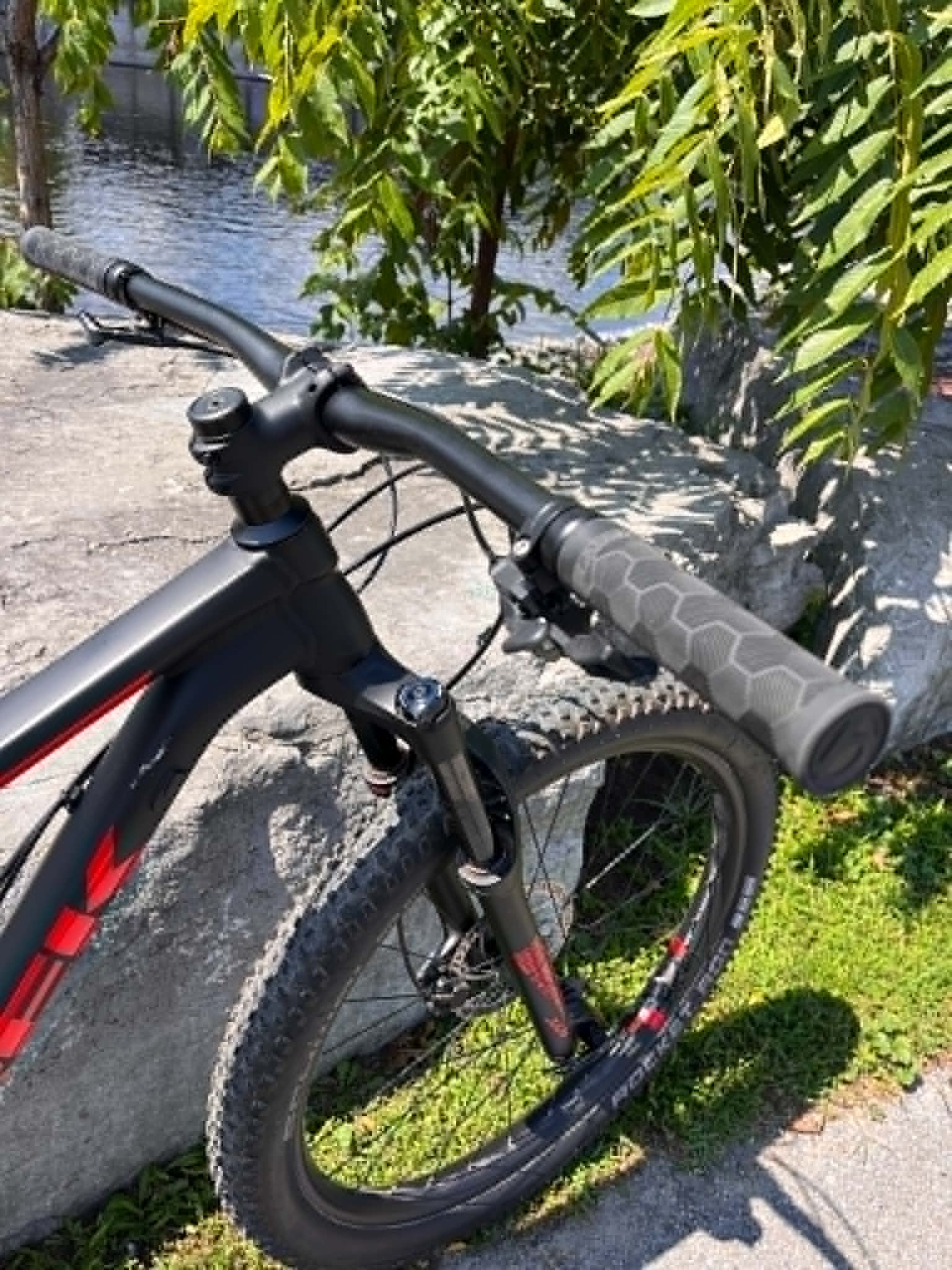 Refurbished Trek Roscoe 7 2017 L Black & Red