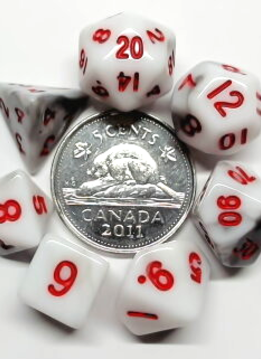 Mini-Dés Polyédriques: Marbré Blanc et Noir avec Chiffres Rouges