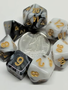 Mini-Dés Polyédriques: Marbrés blanc / noir avec chiffres dorés