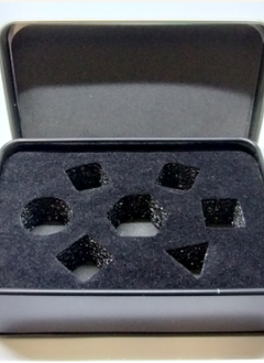 Boîte en métal noire pour kit de 7 dés polyédriques