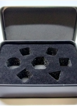 Boîte en métal noire pour kit de 7 dés polyédriques
