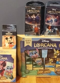 Lorcana Bundle 2 : 2 Starter Decks, Mickey Sleeves, Inklands Trove, Inklands Gift Set (EN)