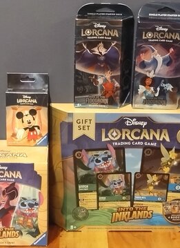 Lorcana Bundle 2 : 2 Starter Decks, Mickey Sleeves, Inklands Trove, Inklands Gift Set (EN)