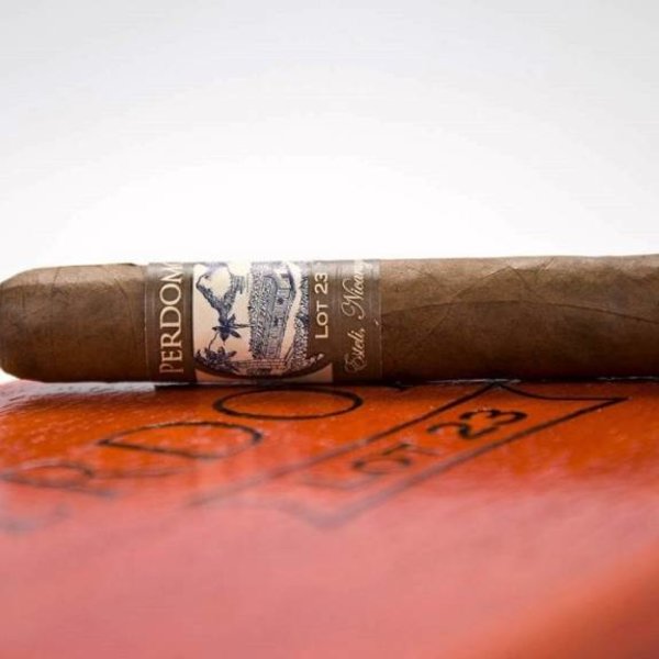 Perdomo Perdomo Lot 23 Natural Toro Box of 24