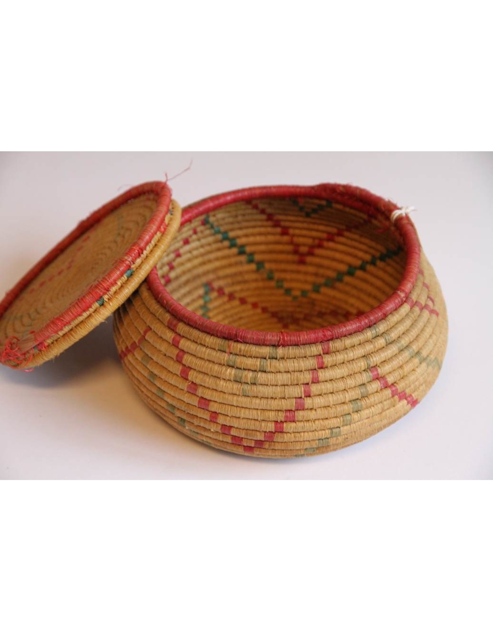 Beautiful First Nations woven basket Secwepemc, Nikonlith, Shuswap