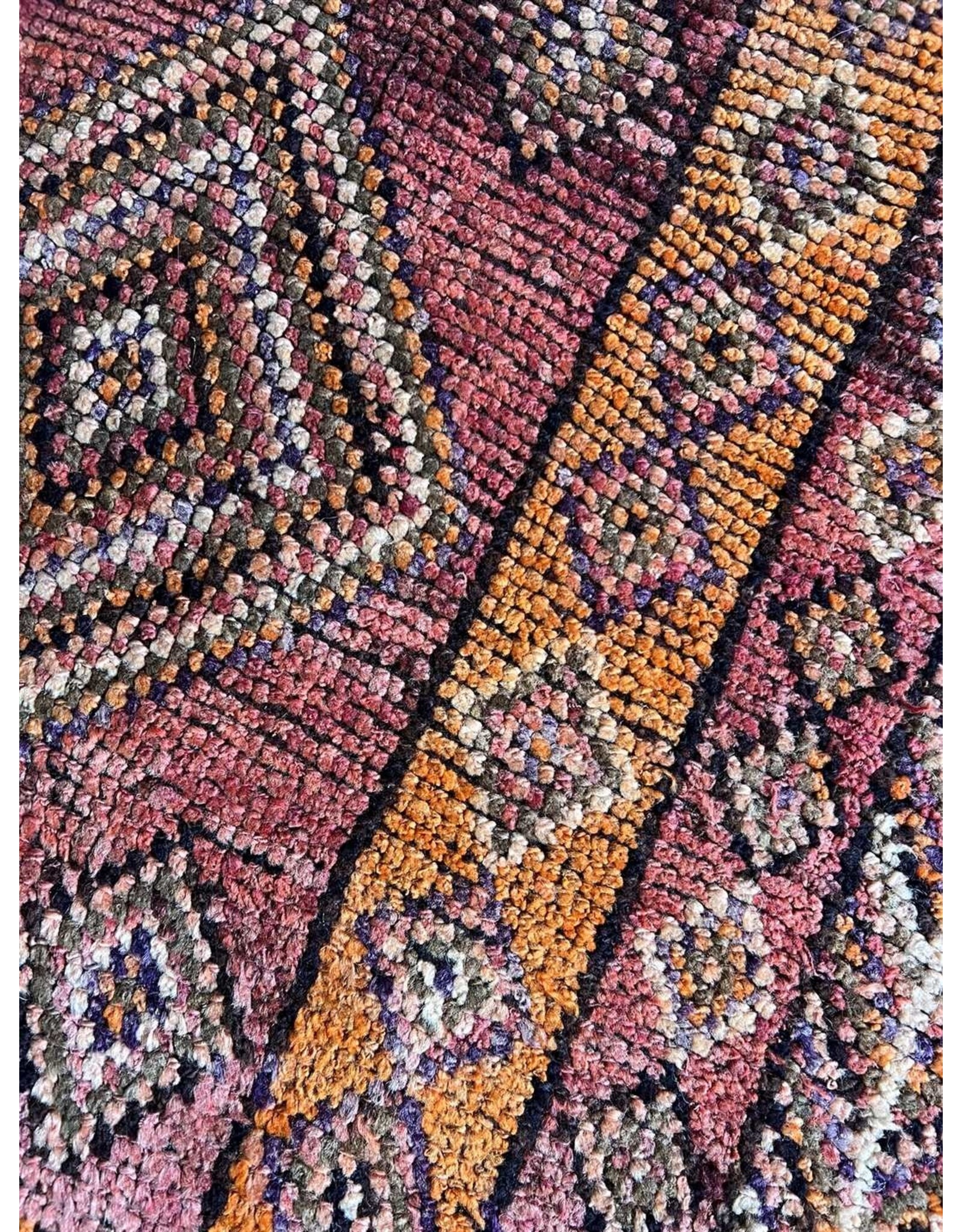 7'.7" x 3' hand knotted wool rug