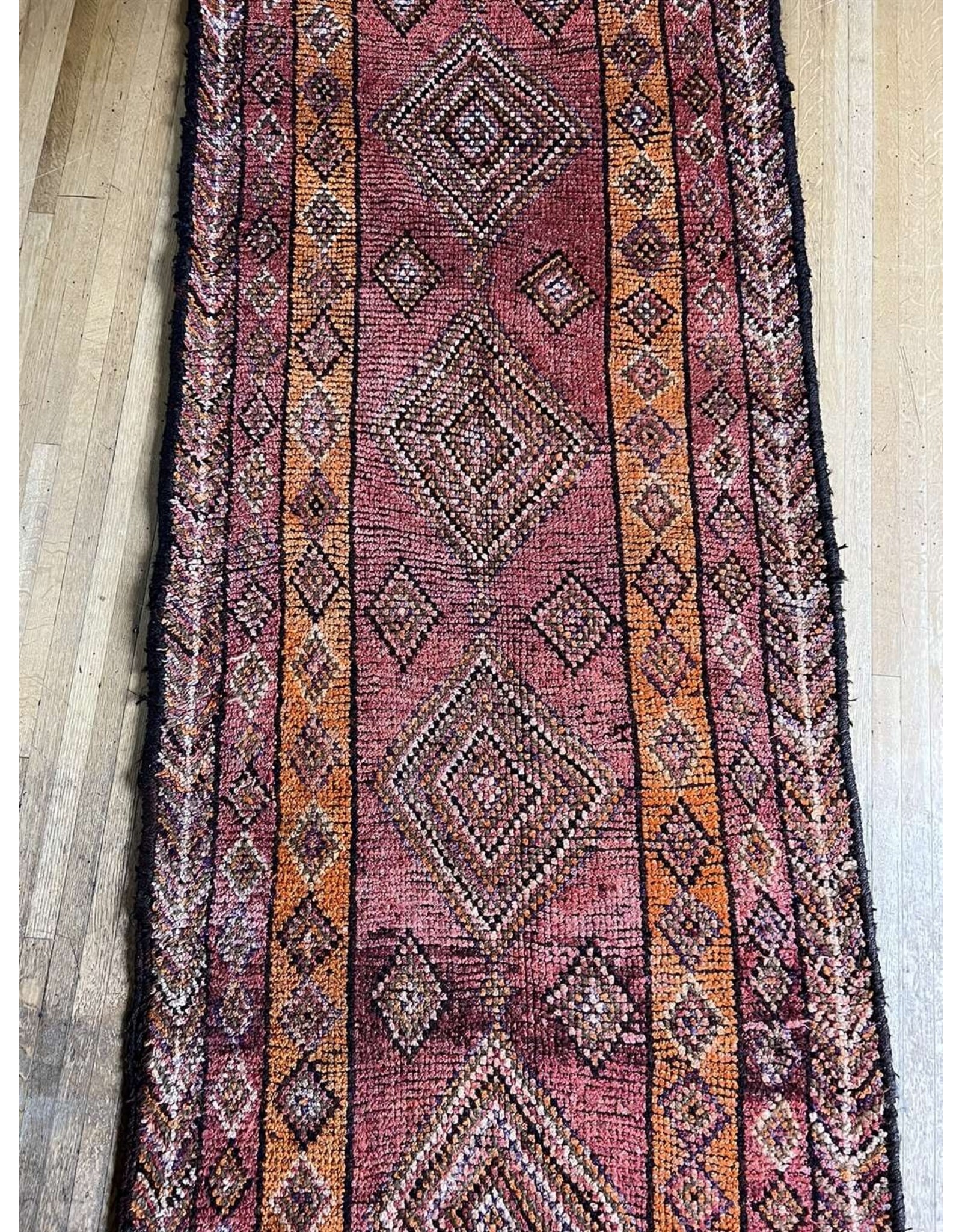 7'.7" x 3' hand knotted wool rug
