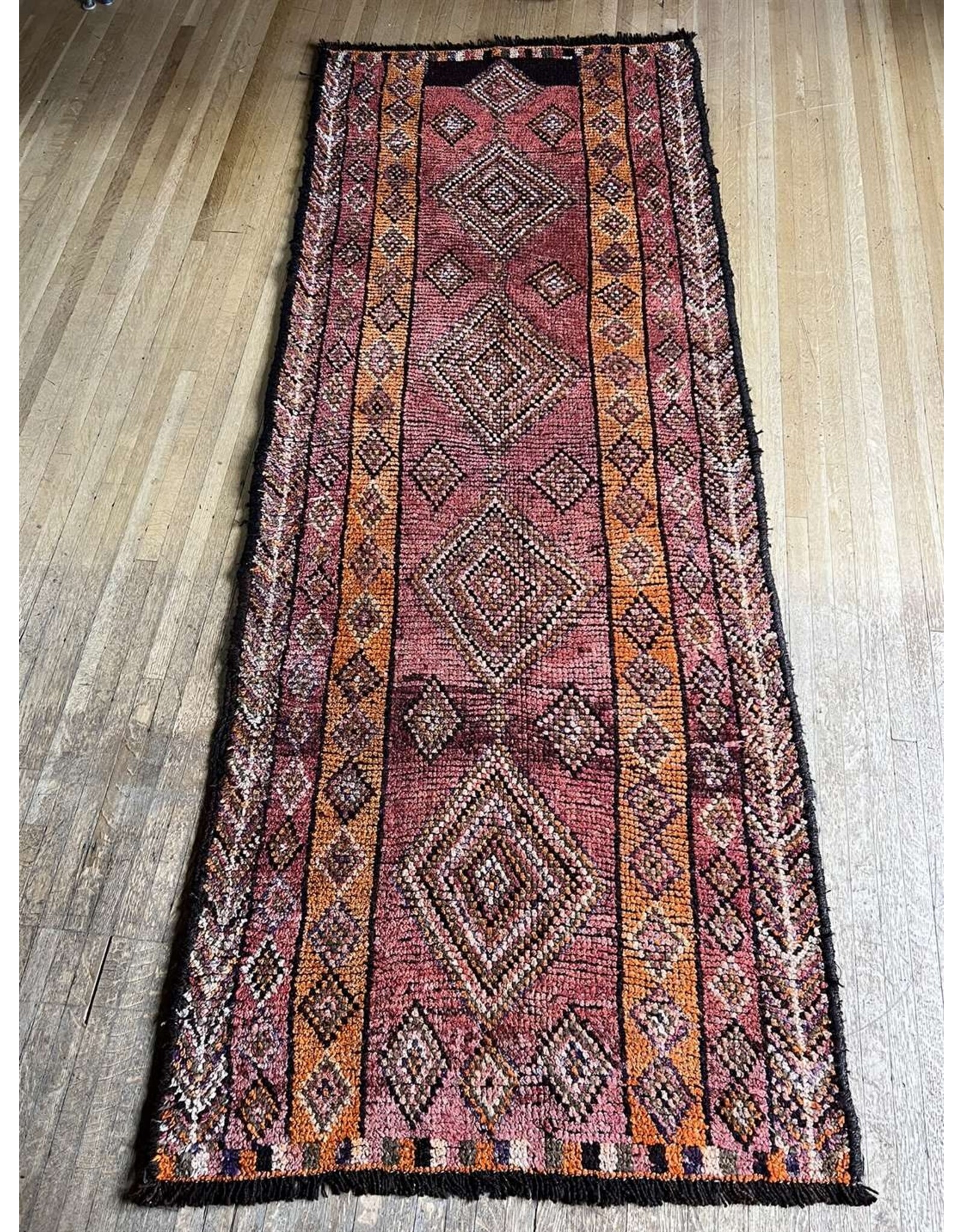 7'.7" x 3' hand knotted wool rug