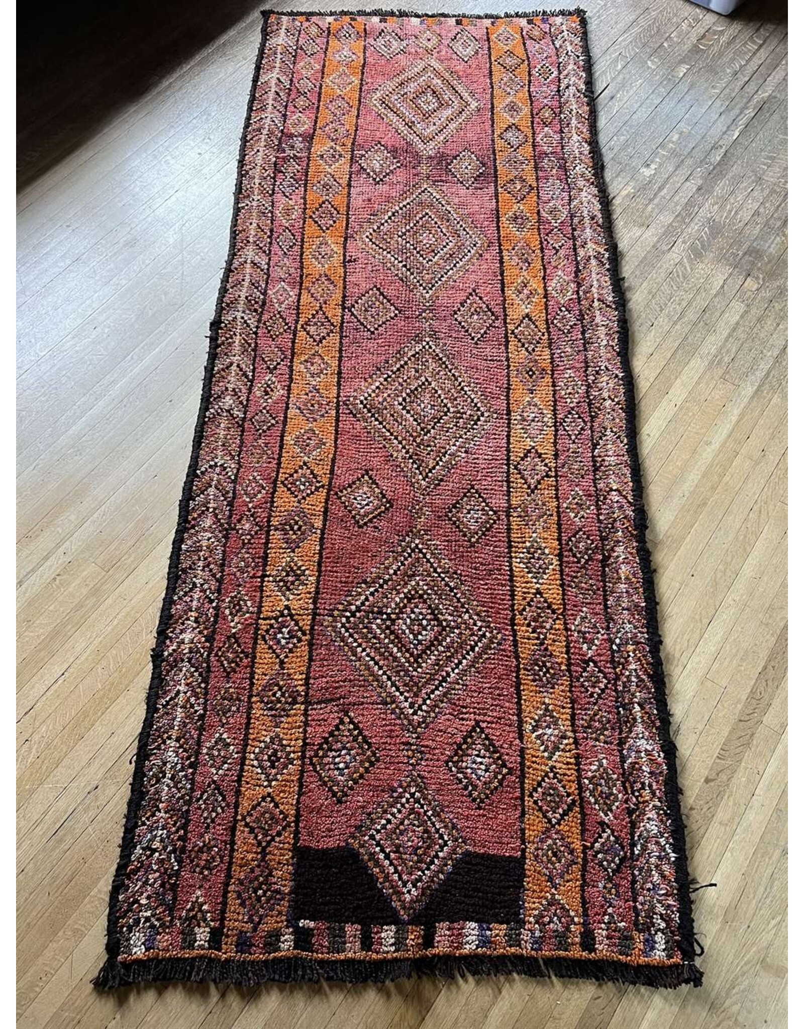 7'.7" x 3' hand knotted wool rug