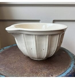 Mixing bowl with spout