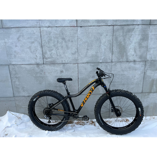 2017 907 Whiteout Orange XX1 Bluto Small