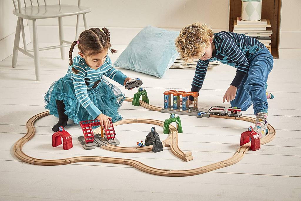 BRIO SMART TECH Engine with Action Tunnels SET