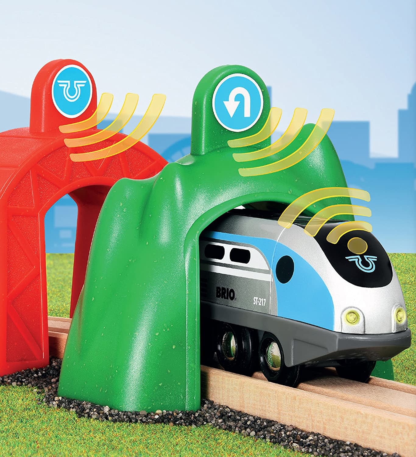BRIO SMART TECH Engine with Action Tunnels - STARTER PACK