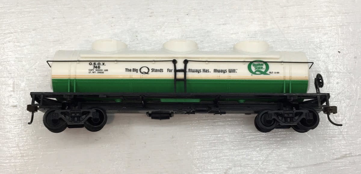 BACHMANN #70187, Bachmnn N scale Quaker State 40' 3-Dome Tank Car - Used, As is