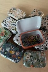heartstrings 25 Locking Stitch Markers in Cute Metal Box