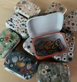 heartstrings 25 Locking Stitch Markers in Cute Metal Box