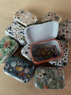 heartstrings 25 Locking Stitch Markers in Cute Metal Box