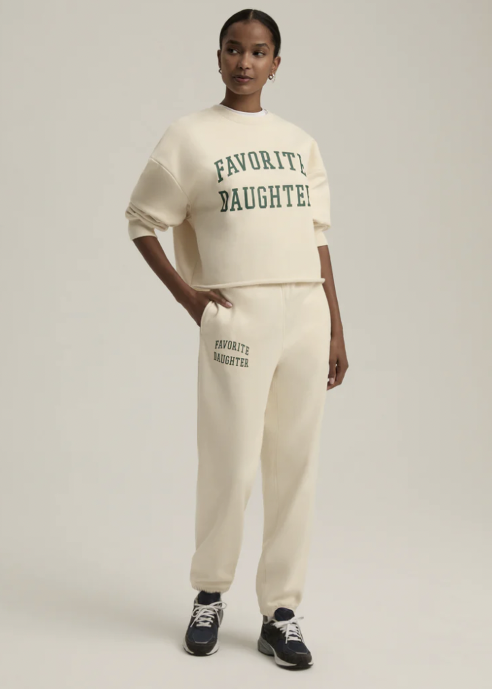 FAVORITE DAUGHTER FAVORITE DAUGHTER CROPPED COLLEGIATE SWEATSHIRT