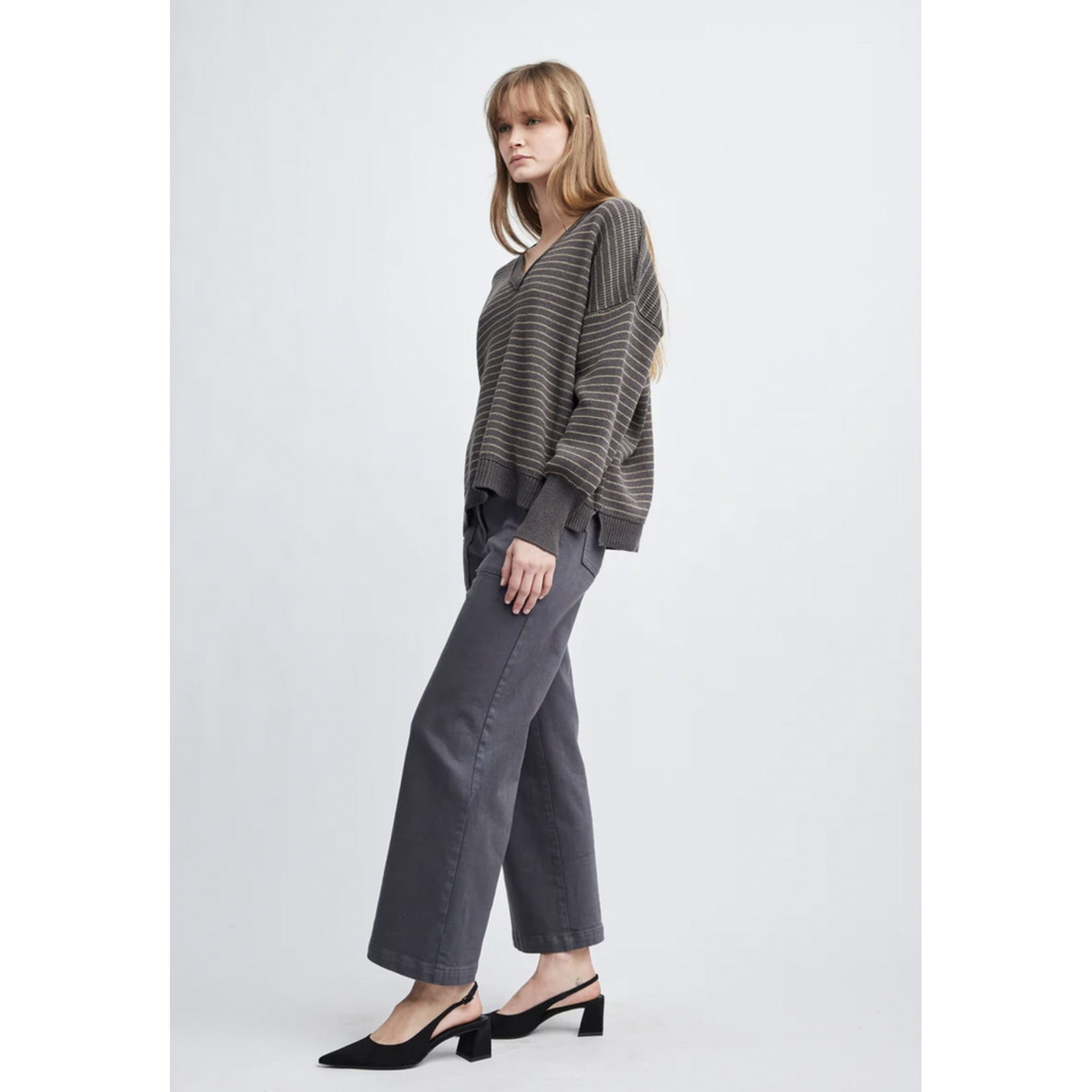 SELF CONTRAST SELF CONTRAST DAISY V-NECK OVERSIZED SWEATER