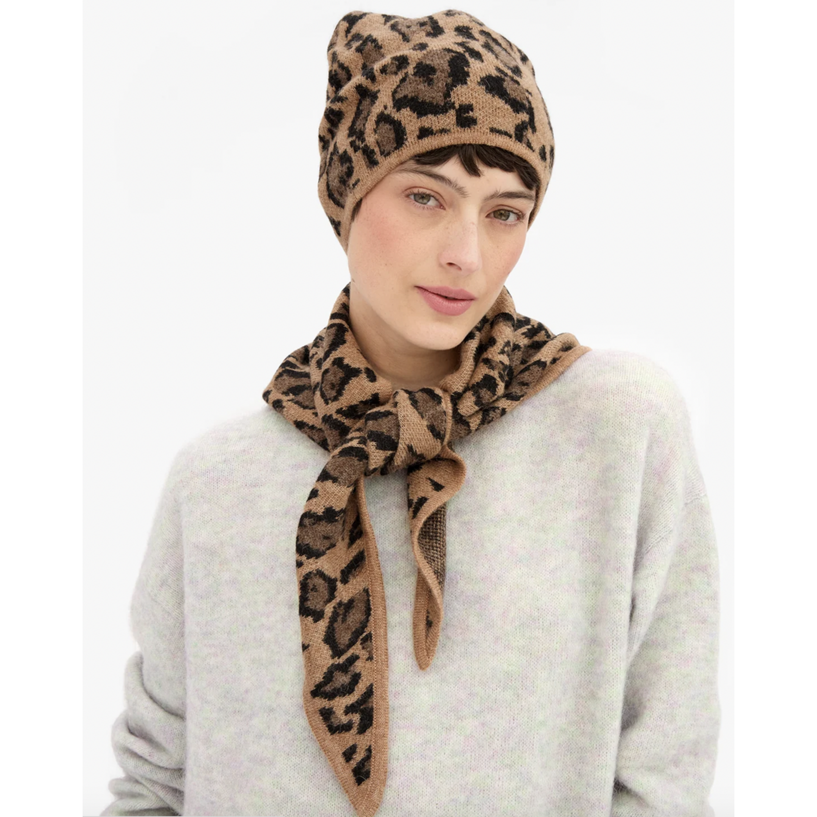 CLARE V. CLARE V. TRIANGLE SCARF