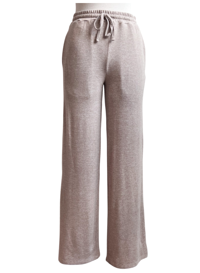 https://cdn.shoplightspeed.com/shops/609351/files/60780949/660x900x2/kp-b0571-brushed-wide-leg-lounge-pants.jpg