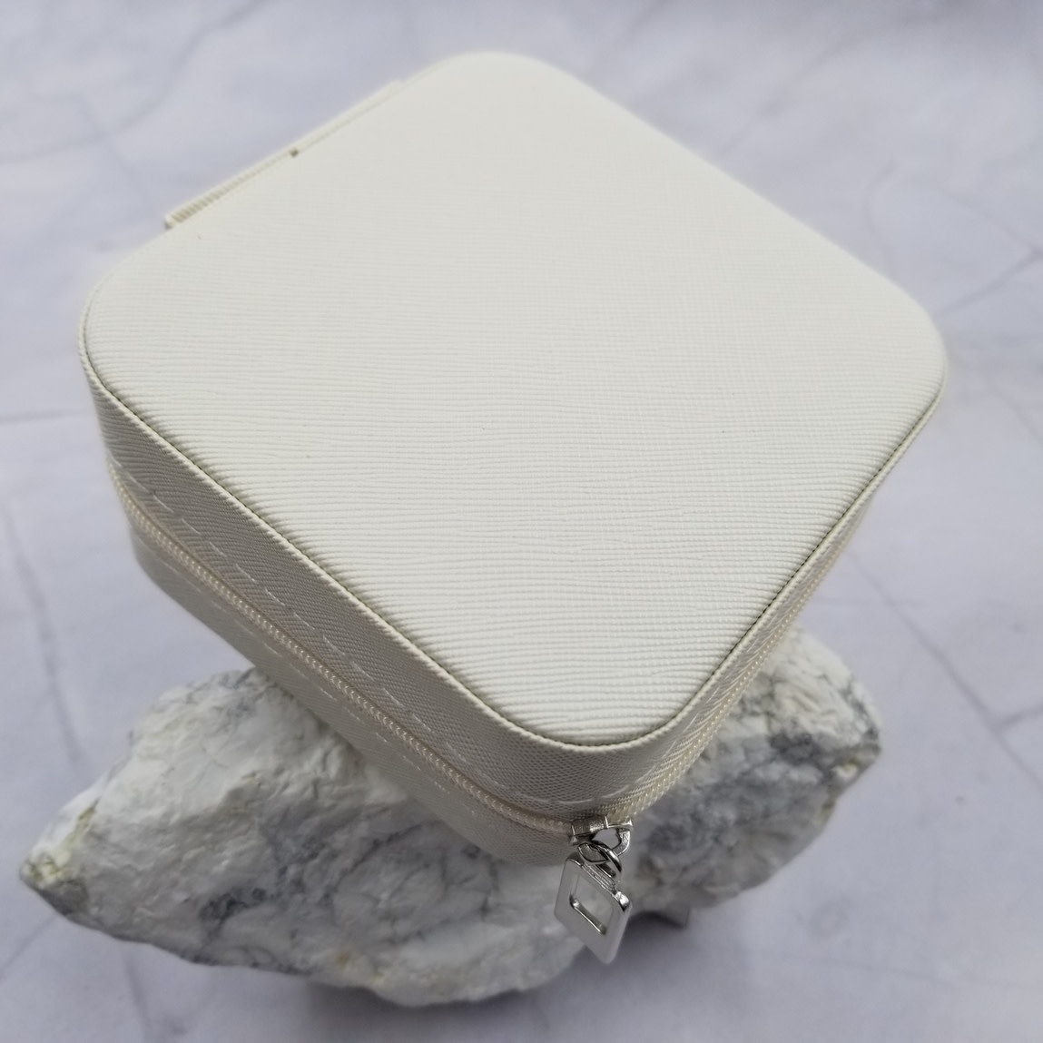 FLEURISH White Leather Jewelry Box Organizer Box with Zipper