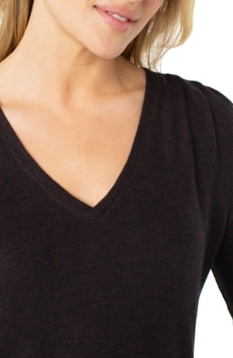 Liverpool Los Angeles long sleeve v-neck knit top w. shirring