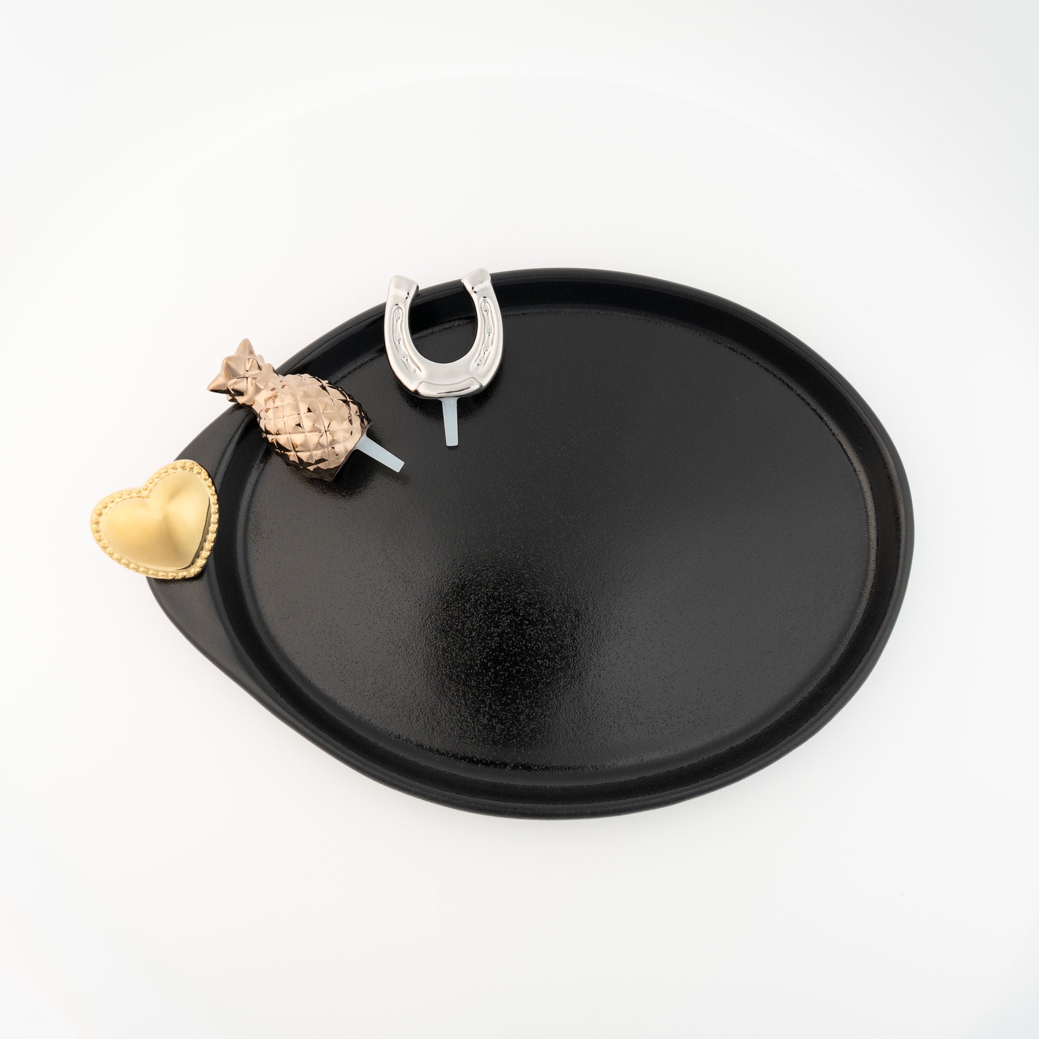 nora fleming plato ovalado gift set (toa01) included base, luxe lucky horseshoe, luxe hospitality pineapple, and luxe love heart