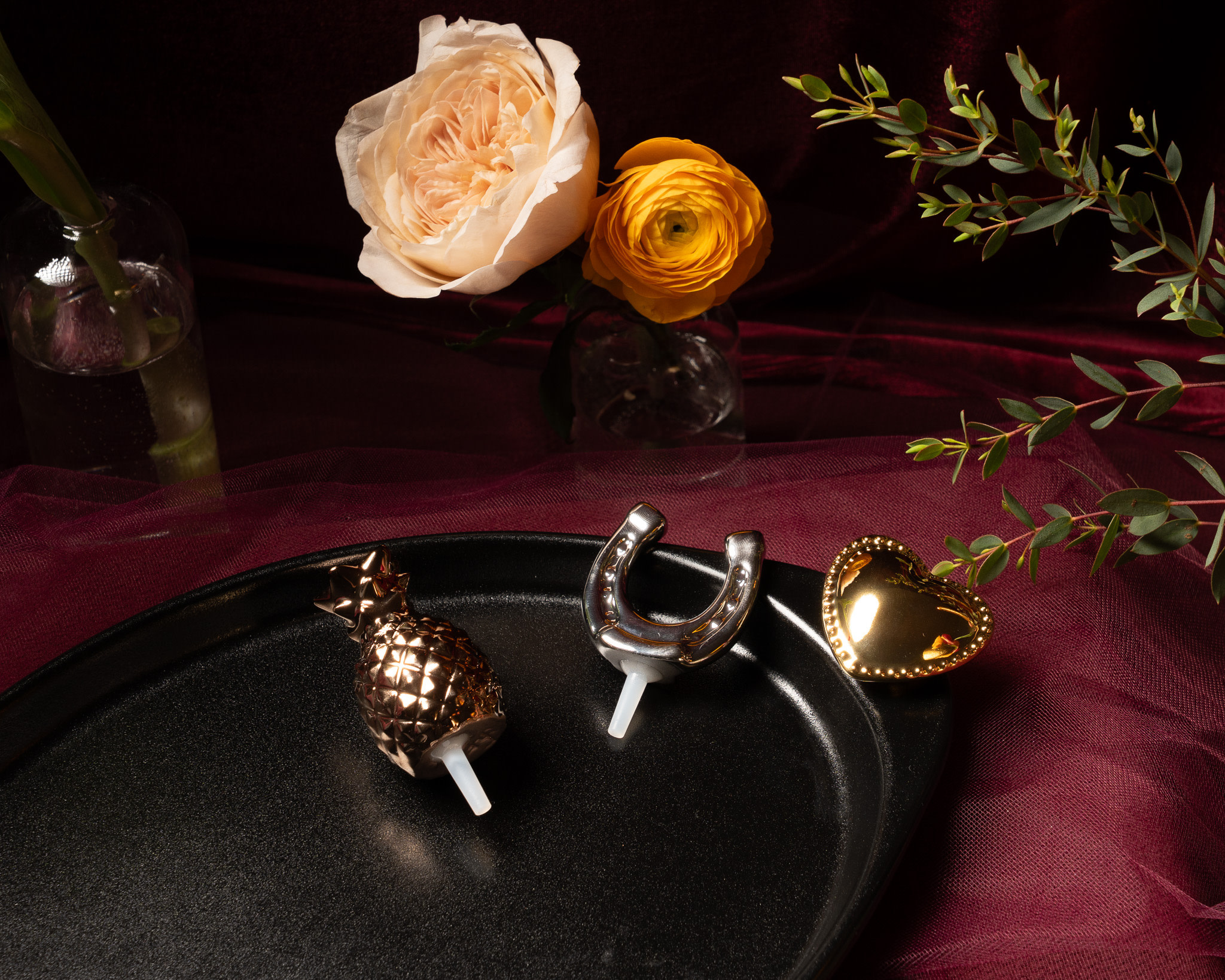 nora fleming plato ovalado gift set (toa01) included base, luxe lucky horseshoe, luxe hospitality pineapple, and luxe love heart