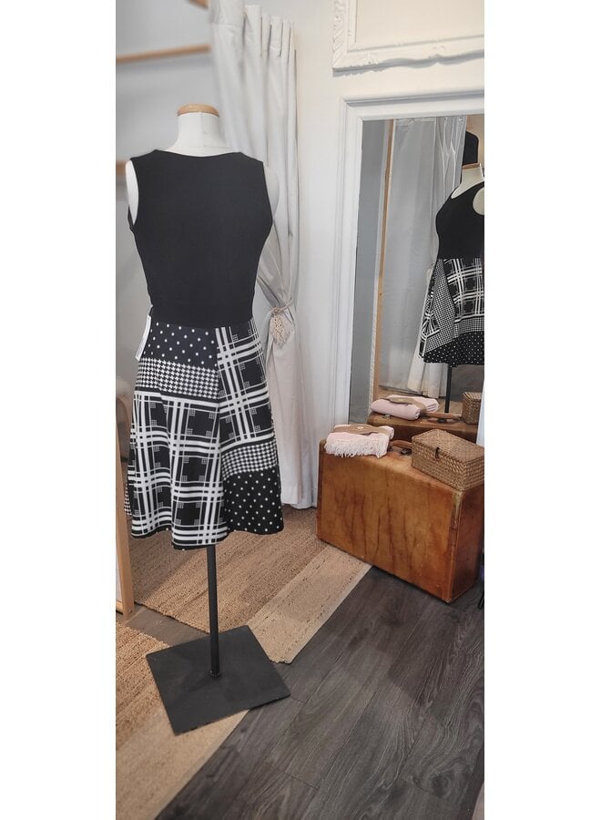 ROBE noir et blanc - 2e Vie - 8 ans