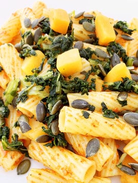 Vegan rigatoni with homemade bell pepper pesto & pumpkin seeds(275g)