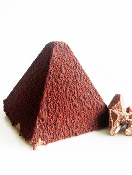 Crunchy chocolate pyramid