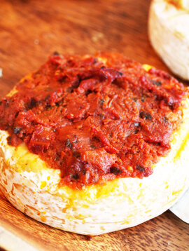 Brie with pesto & sundried tomatoes