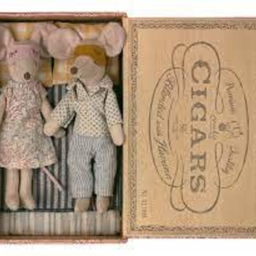 Mum & Dad mice in Cigarbox