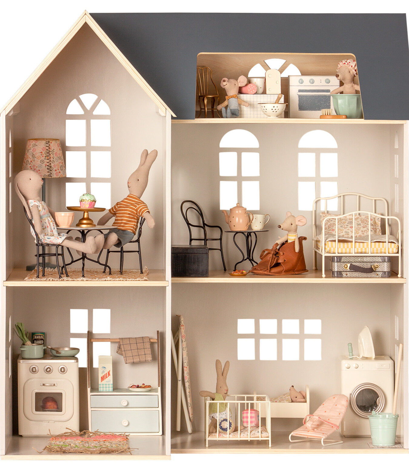 Miniature Dollhouses & Doll House Supplies